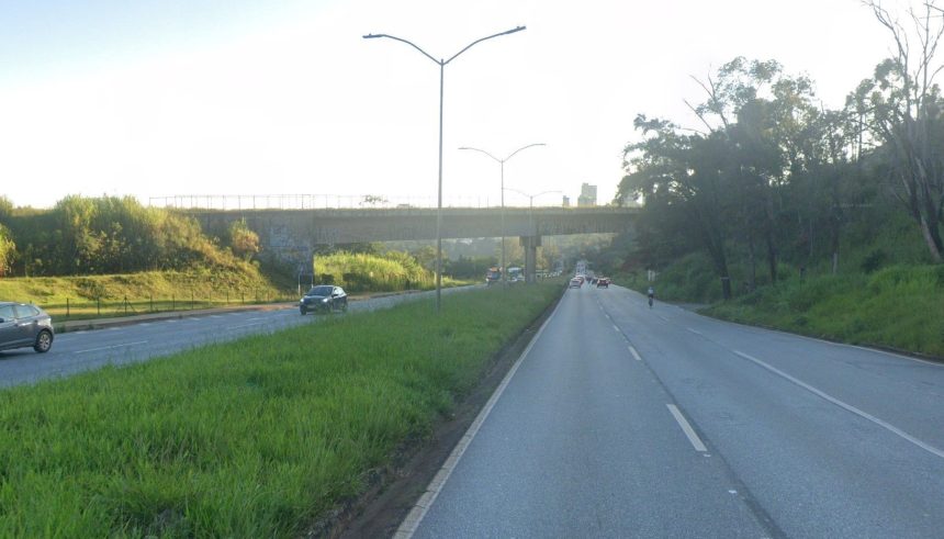 ambulancia-com-paciente-capota-em-belo-horizonte