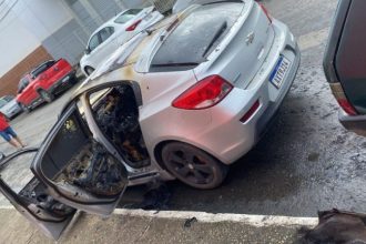 chevrolet-cruze-e-destruido-por-incendio-na-area-central-de-jequie