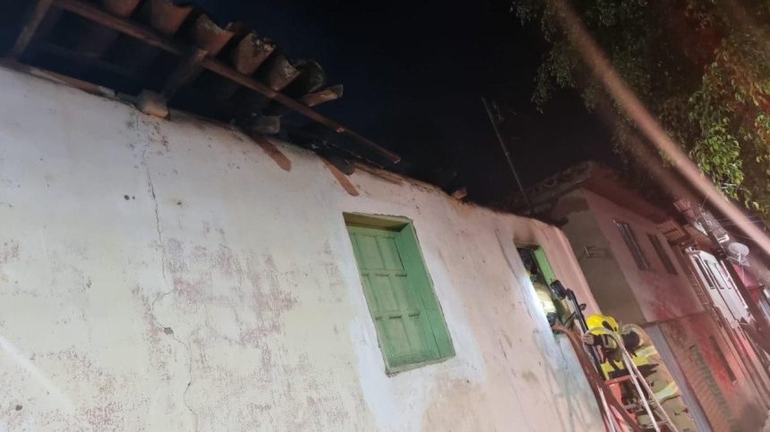 homem-morre-apos-telhado-de-casa-desabar-durante-incendio-em-mg