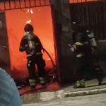 jequie:-bombeiros-resgatam-morador-e-controlam-incendio-em-residencia-no-centro-da-cidade