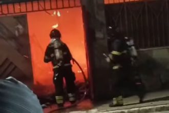 jequie:-bombeiros-resgatam-morador-e-controlam-incendio-em-residencia-no-centro-da-cidade