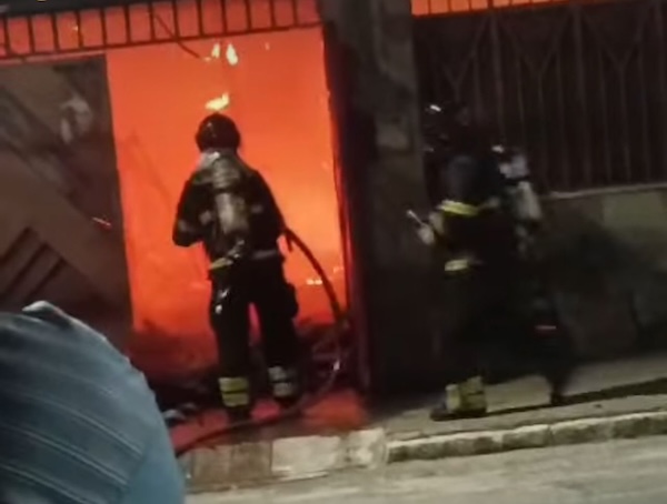 jequie:-bombeiros-resgatam-morador-e-controlam-incendio-em-residencia-no-centro-da-cidade