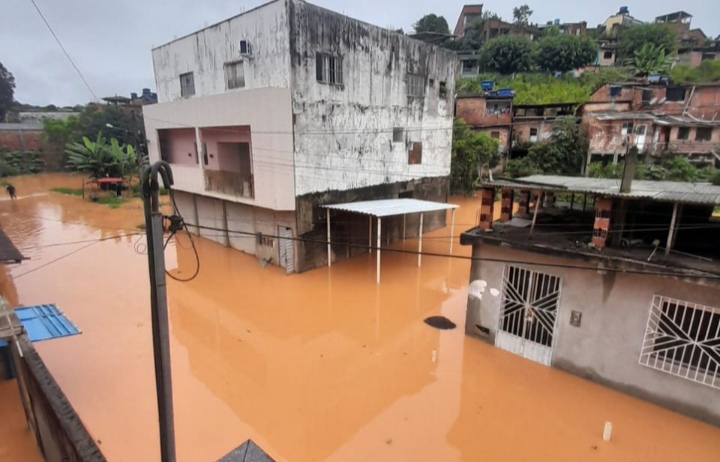 chuva-forte-alaga-wenceslau-guimaraes-e-transborda-rio-das-almas