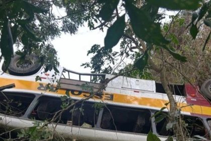 onibus-com-40-pessoas-cai-em-ribanceira-em-alagoas;-corpo-de-bombeiros-diz-que-ha-mortos