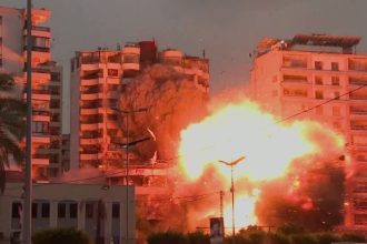 video:-bombardeio-de-israel-atinge-predio-em-beirute;-veja-momento