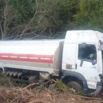 caminhao-tanque-capota-na-br-330,-entre-morro-verde-e-jequie-apos-motorista-desviar-de-animais