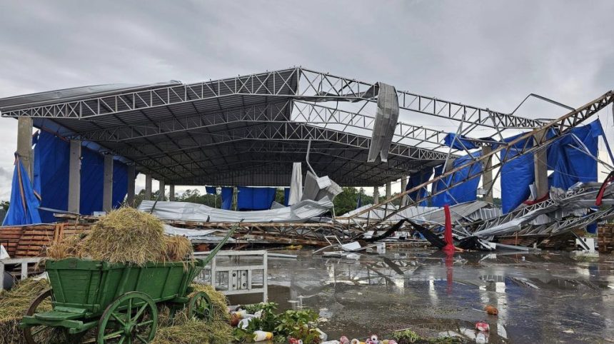 temporal-derruba-pavilhao-e-deixa-50-feridos-em-cidade-do-rs;-veja-imagens