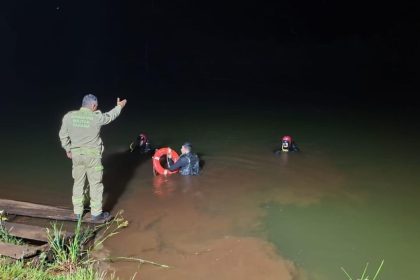 menina-anda-por-3-km-para-pedir-socorro-apos-carro-cair-em-represa-no-pr