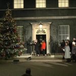 video:-premie-do-reino-unido-acende-luzes-da-arvore-de-natal-em-downing-street