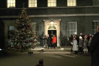 video:-premie-do-reino-unido-acende-luzes-da-arvore-de-natal-em-downing-street