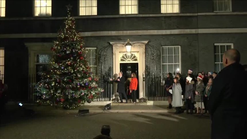 video:-premie-do-reino-unido-acende-luzes-da-arvore-de-natal-em-downing-street