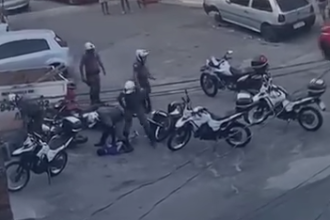 video:-motociclista-rendido-e-mulher-sao-agredidos-por-pms-da-rocam-em-sp