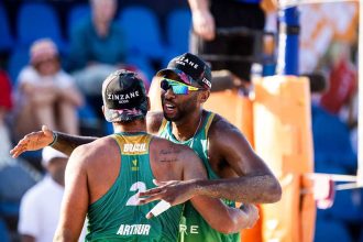 evandro-e-arthur-vencem-estreia-no-finals-do-volei-de-praia-mundial