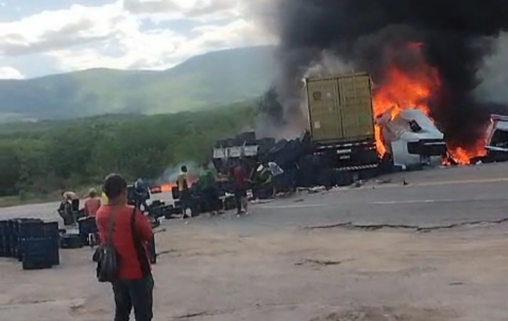 acidente-seguido-de-incendio-envolve-carretas-na-br-116,-entre-manoel-vitorino-e-boa-nova