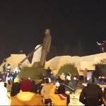 video:-estatua-do-ex-presidente-e-pai-de-bashar-al-assad-e-derrubada-na-siria