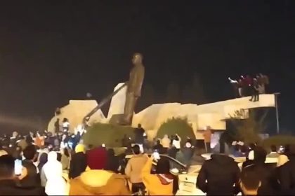 video:-estatua-do-ex-presidente-e-pai-de-bashar-al-assad-e-derrubada-na-siria