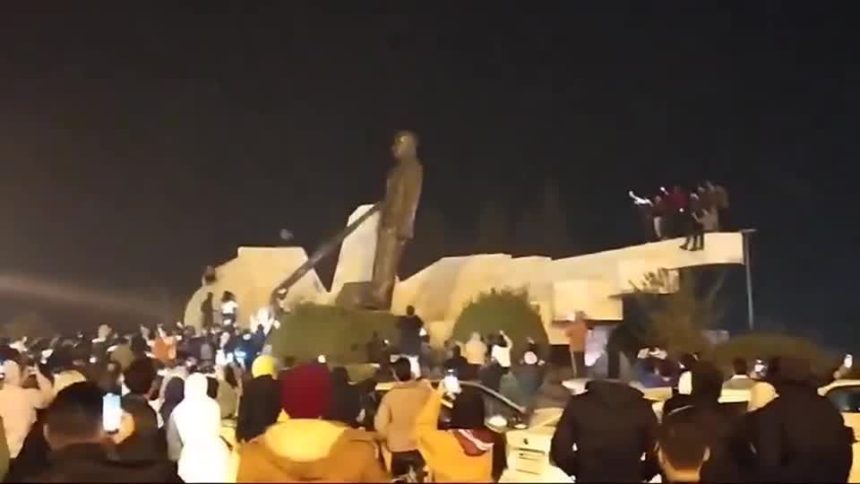 video:-estatua-do-ex-presidente-e-pai-de-bashar-al-assad-e-derrubada-na-siria