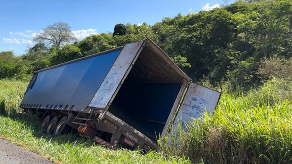 carreta-tomba-na-serra-do-mutum-e-remocao-trava-transito-na-br-116,-entre-jaguaquara,-lafaiete-e-jequie