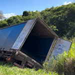 carreta-tomba-na-serra-do-mutum-e-remocao-trava-transito-na-br-116,-entre-jaguaquara,-lafaiete-e-jequie