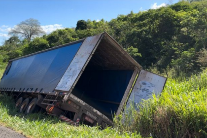 carreta-tomba-na-serra-do-mutum-e-remocao-trava-transito-na-br-116,-entre-jaguaquara,-lafaiete-e-jequie