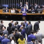 camara-aprova-teto-para-salario-minimo,-mas-afrouxa-mudancas-no-bpc