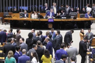 camara-aprova-teto-para-salario-minimo,-mas-afrouxa-mudancas-no-bpc