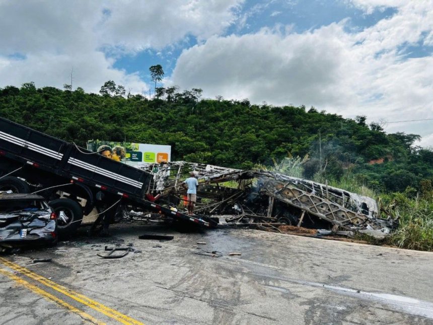 acidente-ocorreu-apos-pneu-de-onibus-estourar-e-deixou-“grande-quantidade-de-vitimas-carbonizadas”