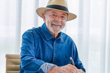 com-homenagem-a-paul-singer,-lula-sanciona-lei-da-economia-solidaria