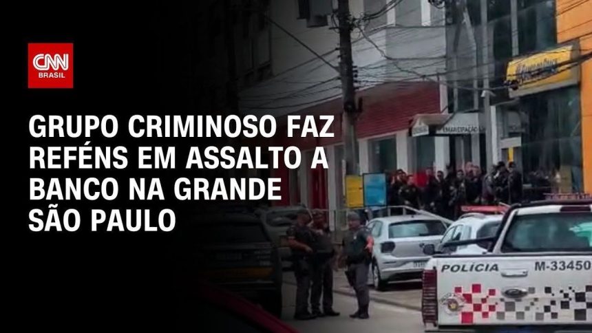 criminosos-se-rendem-e-policia-liberta-refens-em-assalto-a-banco-em-sp