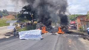 ibirapitanga:-moradores-fecham-a-br-101-uma-das-principais-rodovias-da-ba-em-protesto-apos-mortes-de-3-pessoas