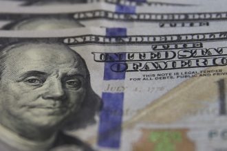 dolar-cai-para-r$-6,11-com-possivel-moderacao-de-tarifas-de-trump