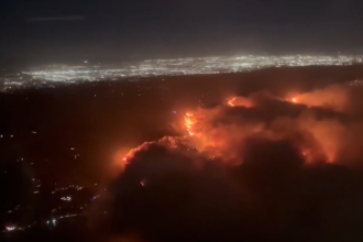 “apocalipse”:-passageiro-de-aviao-faz-video-de-incendio-florestal-na-california