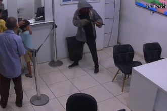 video-flagra-assalto-a-correspondente-bancario-no-centro-de-itamaraju