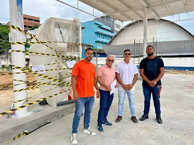 apos-decisao-judicial,-secretario-municipal-de-infraestrutura-e-funcionarios-da-pasta,-realiza-interdicao-imediata-da-obra-de-construcao-do-posto-de-gasolina