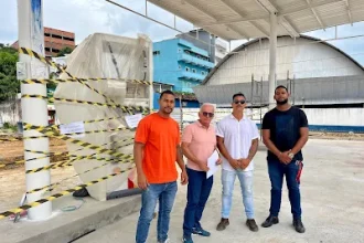 apos-decisao-judicial,-secretario-municipal-de-infraestrutura-e-funcionarios-da-pasta,-realiza-interdicao-imediata-da-obra-de-construcao-do-posto-de-gasolina