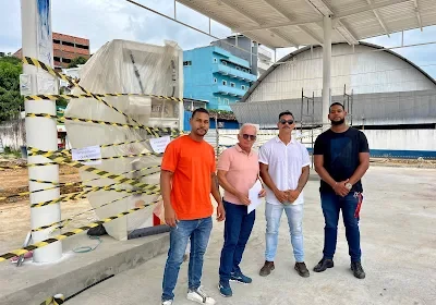 apos-decisao-judicial,-secretario-municipal-de-infraestrutura-e-funcionarios-da-pasta,-realiza-interdicao-imediata-da-obra-de-construcao-do-posto-de-gasolina