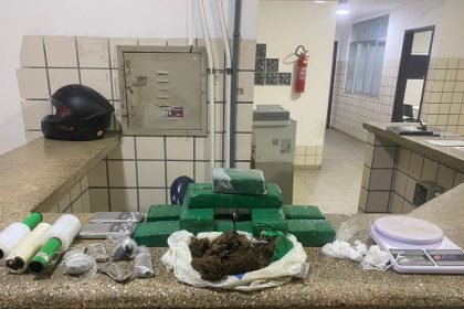 87a-cipm-apreende-mais-de-3,6-kg-de-maconha,-alem-de-crack-e-cocaina-em-teixeira