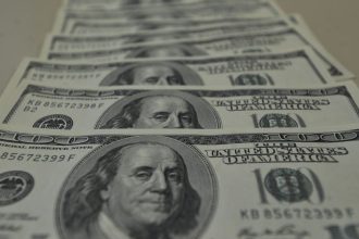 dolar-cai-para-r$-6,02-e-atinge-menor-valor-em-mais-de-um-mes