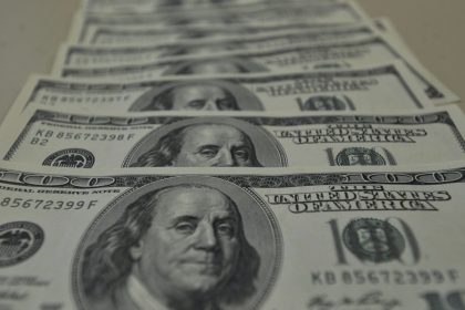 dolar-cai-para-r$-6,02-e-atinge-menor-valor-em-mais-de-um-mes