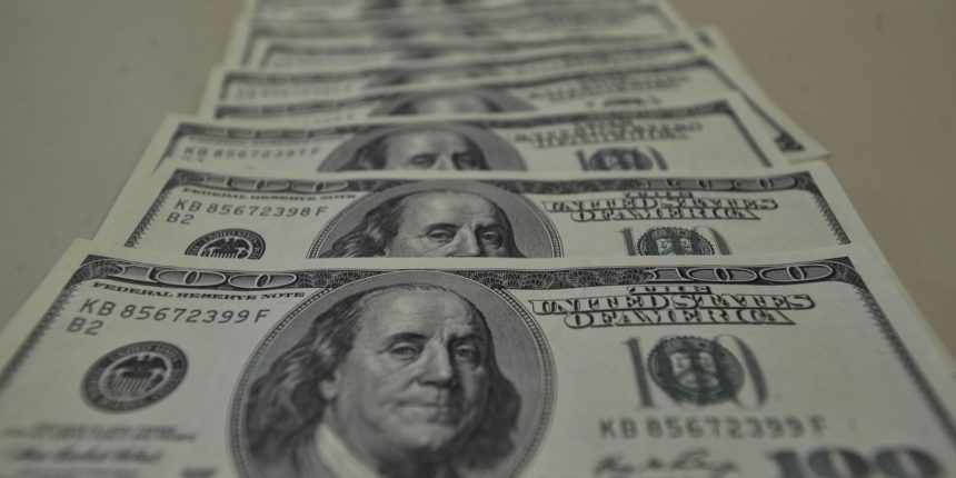 dolar-cai-para-r$-6,02-e-atinge-menor-valor-em-mais-de-um-mes