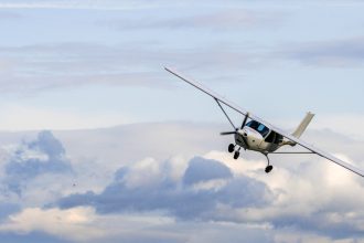 aviao-de-pequeno-porte-cai-em-montenegro-(rs);-duas-pessoas-sao-socorridas