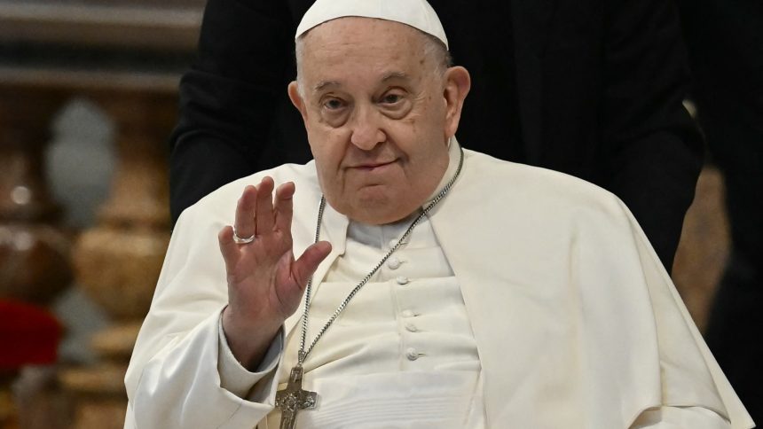 papa-francisco-sofre-queda-e-fere-antebraco-em-roma