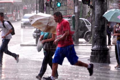 sp-deve-ter-pancadas-isoladas-nesta-sexta-(17);-chuva-diminui-no-fim-de-semana