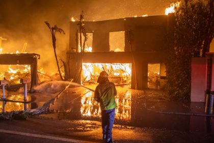 promotor-de-los-angeles-acusa-10-de-cometerem-crimes-durante-incendios