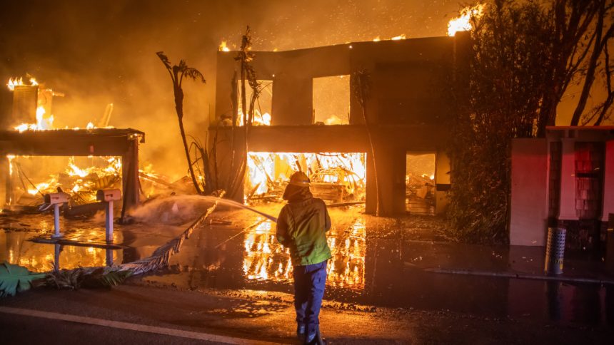 promotor-de-los-angeles-acusa-10-de-cometerem-crimes-durante-incendios