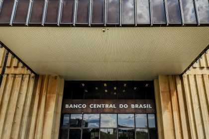 banco-central-anuncia-primeira-intervencao-no-cambio-em-2025