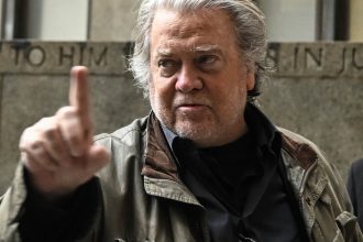 barrar-musk-se-tornou-algo-pessoal-para-mim,-diz-bannon,-ex-estrategista-de-trump