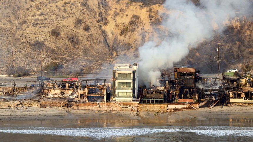 incendios-devastam-los-angeles,-e-mansao-intacta-em-malibu-chama-atencao