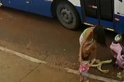 ‘estado-de-choque’:-diz-mae-que-foi-arrastada-com-filha-por-onibus-em-mt