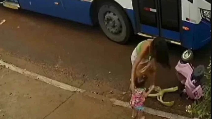 ‘estado-de-choque’:-diz-mae-que-foi-arrastada-com-filha-por-onibus-em-mt